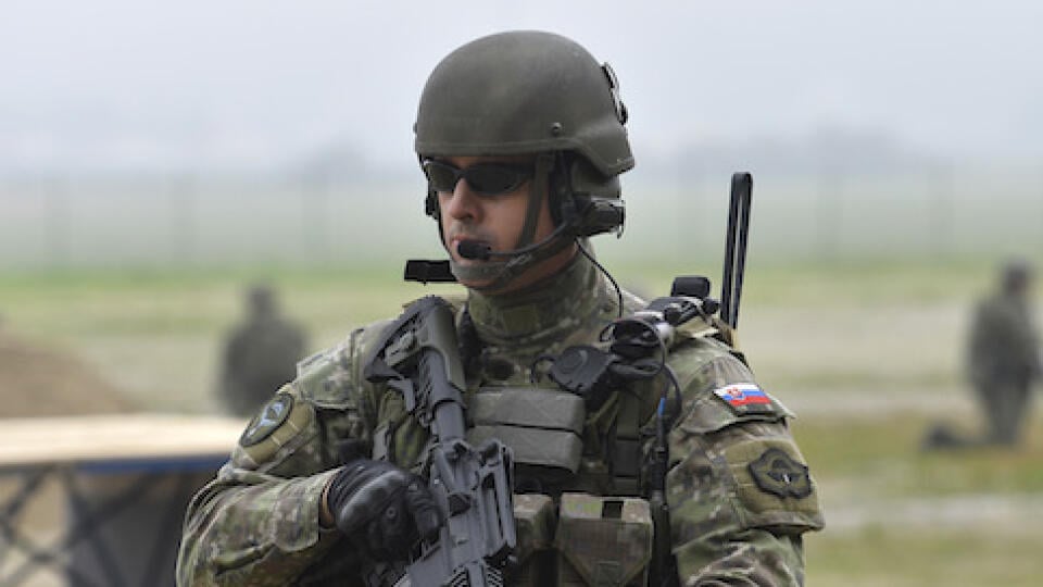 Ukážka práce slovenských vojenských pyrotechnikov počas otvorenia výstavy technológií na likvidáciu nástražných výbušných systémov NATO EOD Demonstrations & Trials 2014, 30. septembra 2014 na výstavisku EXPO Center v Trenčíne. Výstava potrvá tri dni a zúčastňuje sa na nej 44 vystavovateľov zo 16 krajín. FOTO TASR - Radovan Stoklasa