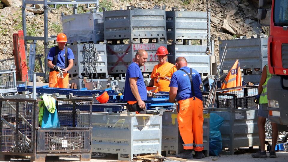 Na snímke pracovníci počas výstavby estakády na rýchlostnej ceste R2 na úseku Kriváň - Mýtna 6. augusta 2024. V súčasnosti pokračujú práce na betonáži a výsuve posledných častí jednotlivých úsekov estakády, ktorá bude s dĺžkou 4374 metrov najdlhšou na Slovensku. Dokončenie prepojenia celého objektu estakády je predpokladané do konca tohto roka. TASR o tom informovala Národná diaľničná spoločnosť (NDS). Úsek R2 Kriváň - Mýtna bude nadväzovať na prevádzkovaný úsek R2 Pstruša - Kriváň. Koniec úseku