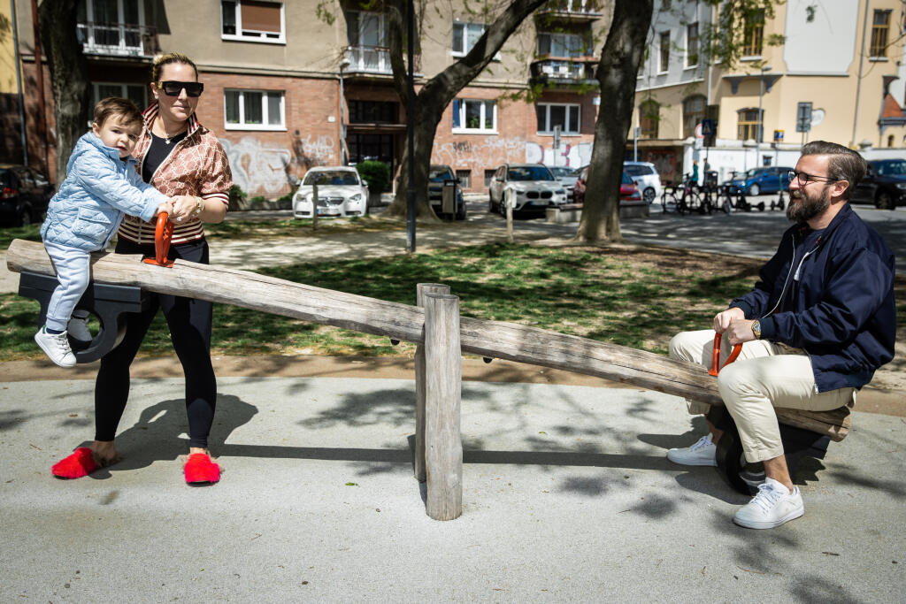 Dominika Navara Cibulková a Michal Navara pri prechádzke Bratislavou s ich synom.