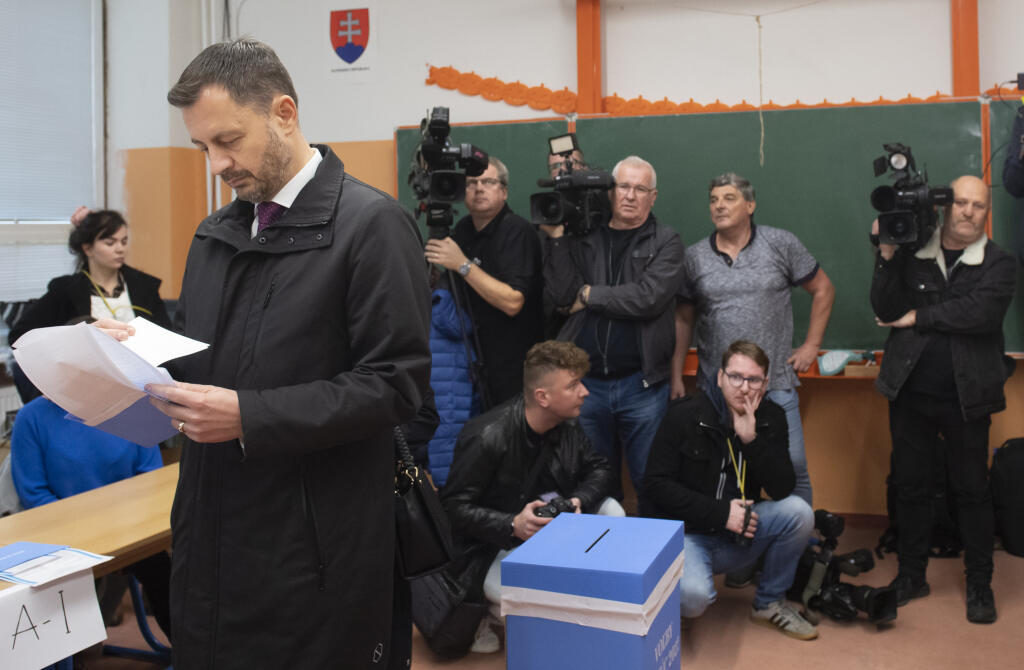 Na Slovensku sa v sobotu o siedmej hodine ráno začali historicky prvé spojené voľby do orgánov samosprávy obcí a do orgánov samosprávnych krajov. Na snímke predseda vlády SR Eduard Heger si prezerá hlasovacie lístky pre voľby VÚC a komunálne voľby vo volebnej miestnosti v Gymnáziu Bilíkova 29. októbra 2022 v Bratislave. FOTO TASR - Martin Baumann