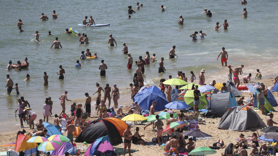EBE 25 Bournemouth - Na snímke davy ľudí na pláži počas teplého a slnečného dňa v anglickom Bournemouthe vo štvrtok 25. júna 2020. FOTO TASR/AP
Crowds gather at the water's edge as hot weather draws crowds to the beach in Bournemouth, England, Thursday June 25, 2020. Coronavirus lockdown restrictions are being relaxed but people should still respect the distancing requirements between family groups. According to weather forecasters this could be the UK's hottest day of the year, so far, with sc