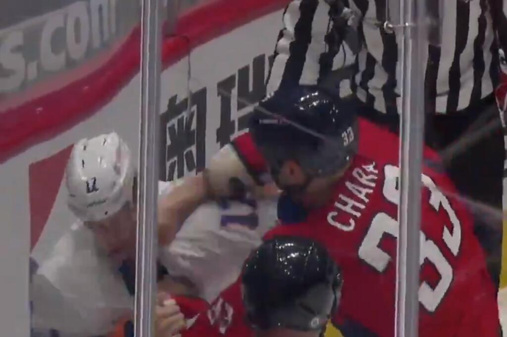 Chára obrancovi NY Islanders nedal najmenšiu šancu.
