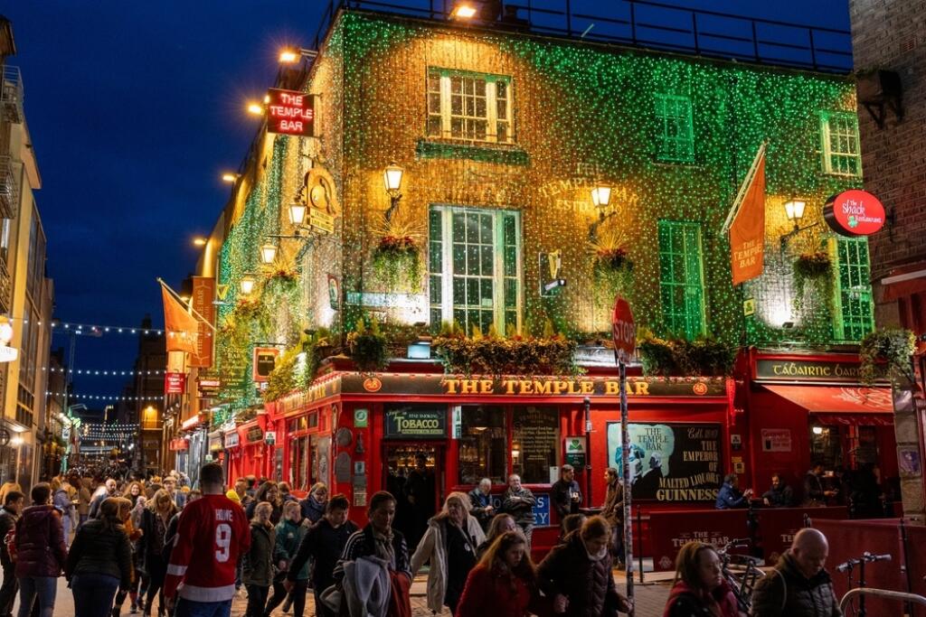 DUBLIN, IRELAND - 25 MARCH 2023: The famous Temple bar, located in the Temple bar district of Dublin Ireland. Night Wiew.