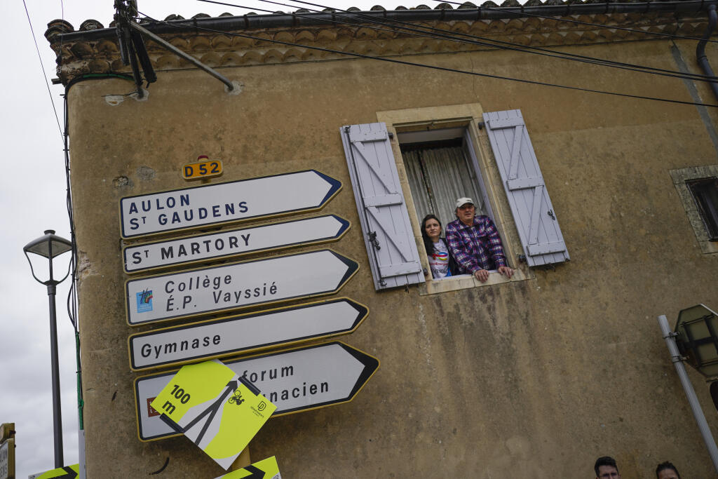 KK5 Col du Portet - Na snímke diváci čakajú na cyklistov počas 17. etapy cyklistických pretekov Tour de France z Muretu do Col du Portet (178 km) 14. júla 2021. FOTO TASR/AP
Spectators wait for the riders to pass during the seventeenth stage of the Tour de France cycling race over 178.4 kilometers (110.9 miles) with start in Muret and finish in Saint-Lary-Soulan Col du Portet, France, Wednesday, July 14, 2021. (AP Photo/Daniel Cole)