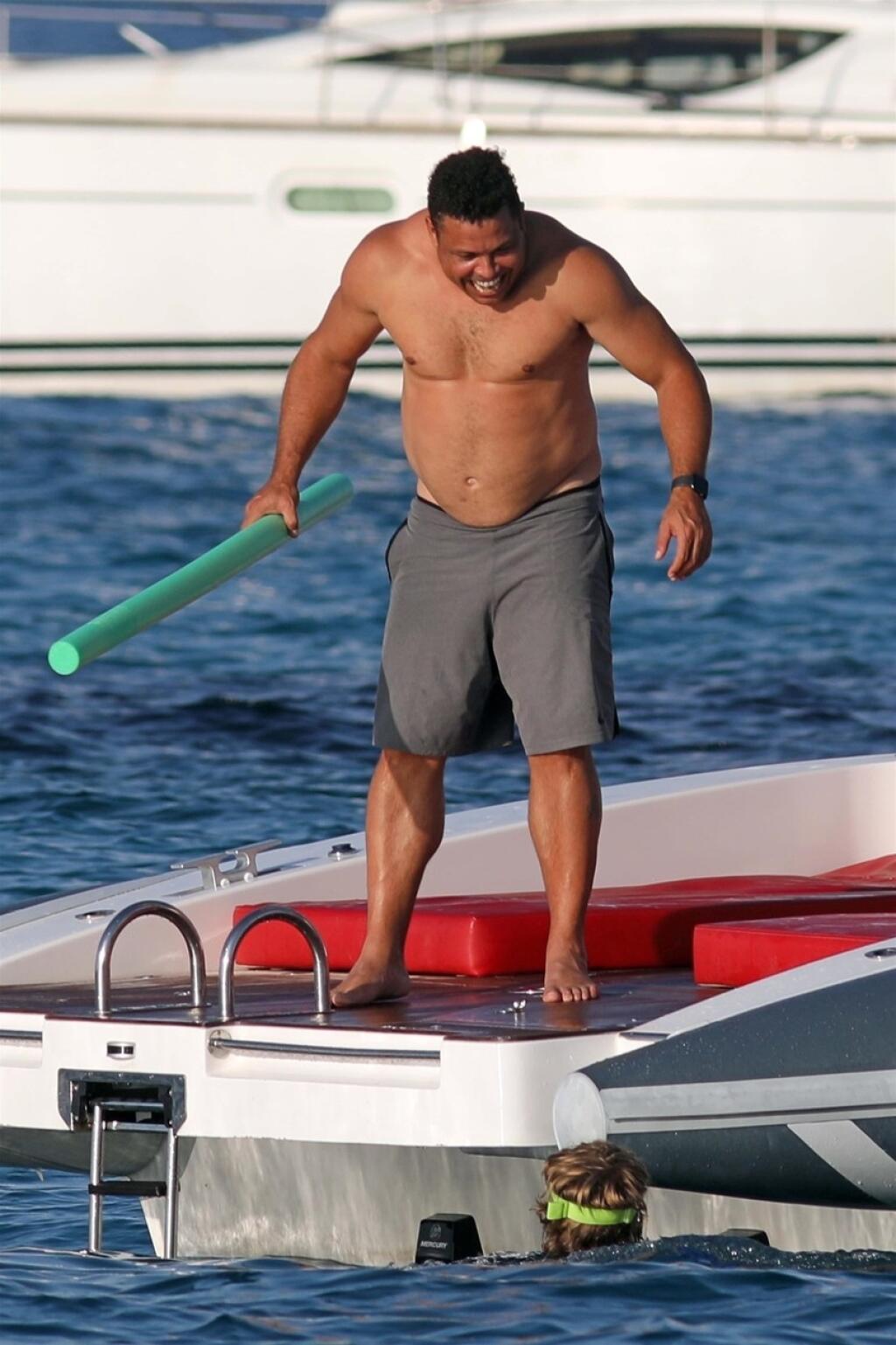 Ronaldo s ovisnutým bruchom kontroval partnerku vo vode.