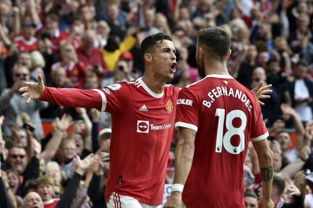 KK66 Manchester - Futbalista Manchestru United Cristiano Ronaldo sa teší z gólu počas zápasu 4. kola anglickej Premier League Manchester United - Newcastle United 11. septembra 2021 v Manchestri. FOTO TASR/AP
Manchester United's Cristiano Ronaldo celebrates after scoring the opening goal during the English Premier League soccer match between Manchester United and Newcastle United at Old Trafford stadium in Manchester, England, Saturday, Sept. 11, 2021. (AP Photo/Rui Vieira)