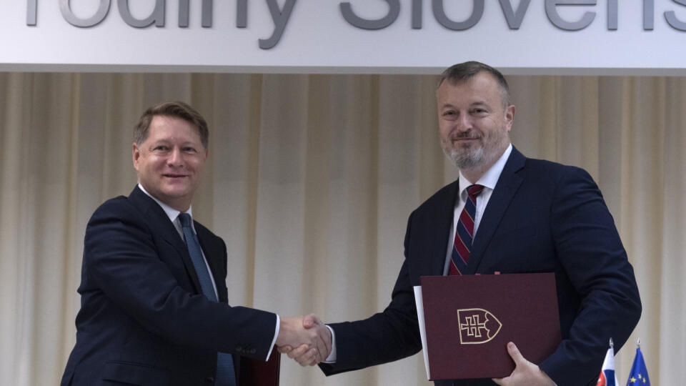 Na snímke vpravo minister práce sociálnych vecí a rodiny (MPSVR) SR Milan Krajniak (Sme rodina) a výkonný riaditeľ Európskeho orgánu práce (ELA - European Labour Authority) Cosmin Boiangiu po podpise medzinárodnej zmluvy o sídle ELA v Bratislave 4. októbra 2021. FOTO TASR - Pavel Neubauer