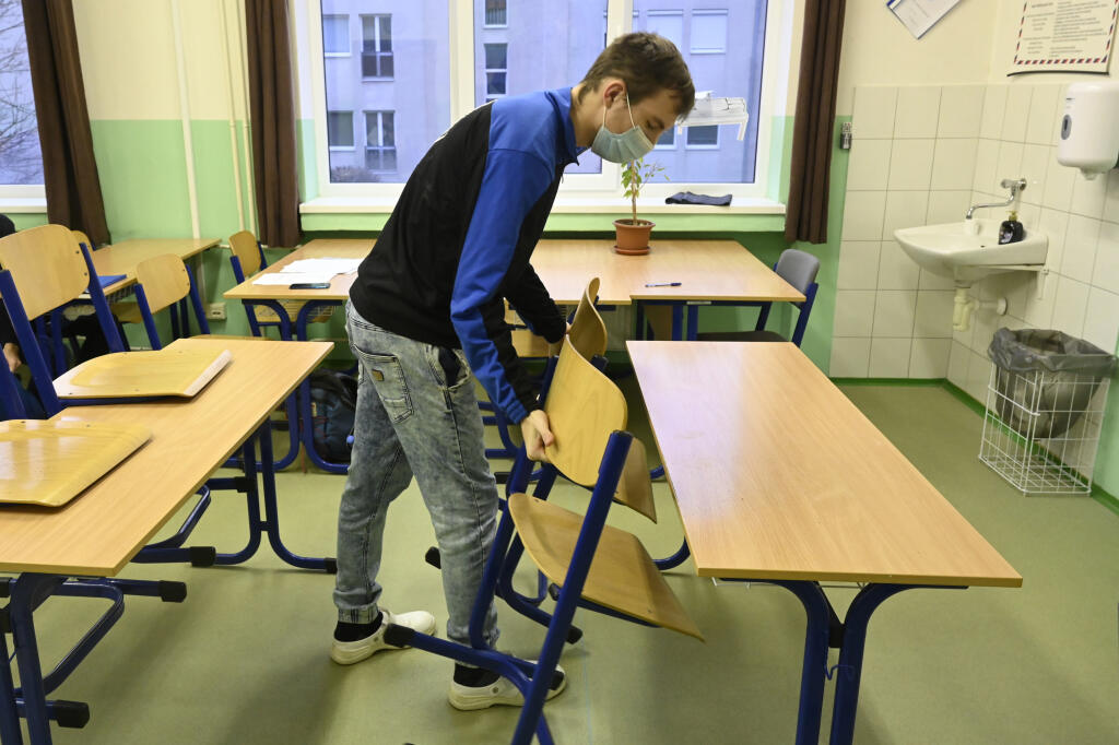 Študent pripravuje triedu na obnovené vyučovanie v jednej z tried Strednej zdravotníckej školy Celestíny Šimurkovej v Trenčíne, 8. februára 2021. Trenčiansky samosprávny kraj otvoril stredné školy pre študentov končiacich ročníkov v šiestich z deviatich svojich okresov. FOTO TASR - Radovan Stoklasa