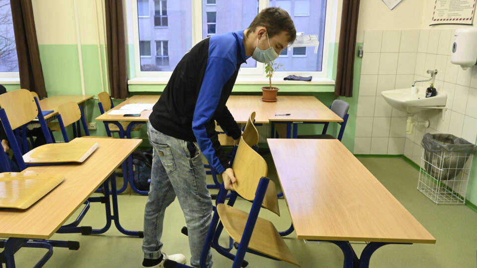 Študent pripravuje triedu na obnovené vyučovanie v jednej z tried Strednej zdravotníckej školy Celestíny Šimurkovej v Trenčíne, 8. februára 2021. Trenčiansky samosprávny kraj otvoril stredné školy pre študentov končiacich ročníkov v šiestich z deviatich svojich okresov. FOTO TASR - Radovan Stoklasa