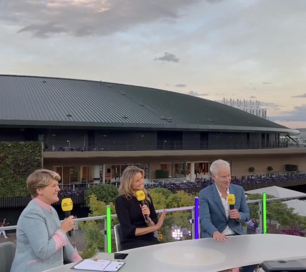 Z jej figúry bol na mäkko aj jej televízny parťák a tenisová ikona John McEnroe.