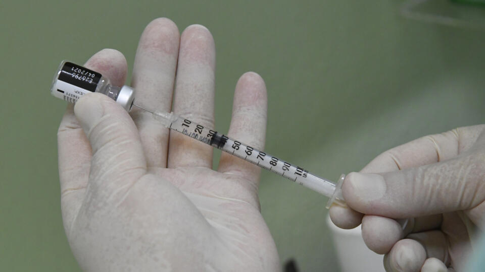 Očkovanie proti ochoreniu Covid-19 v Univerzitnej nemocnici L. Pasteura v Košiciach. V UNLP v Košiciach momentálne očkujú zdravotníkov z Košického aj Prešovského samosprávneho kraja. Na snímke príprava vakcíny k očkovaniu proti Covid-19. Košice 4. januára 2021. FOTO TASR – Milan Kapusta