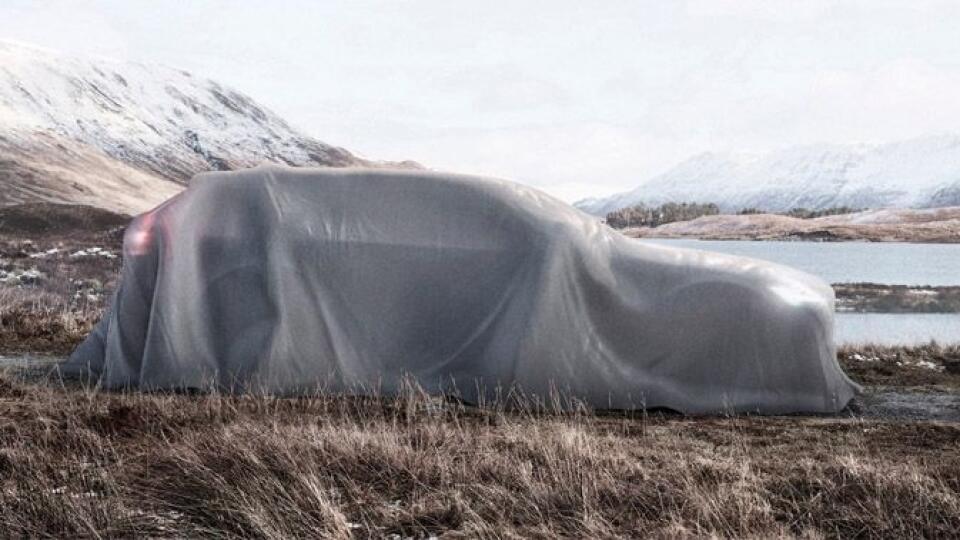 Zahalené Volvo V90 Cross Country v severskej prírode