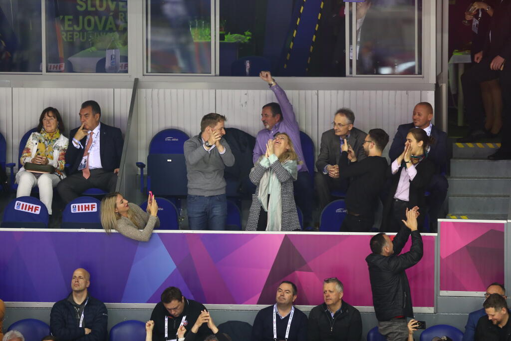 Na tribúne sa ukázalo viacero politikov, všetkých však zatienila práve Čaputová. Pozrite sa s nami, čo vyvádzala počas zápasu Slovenska s Nemeckom na tribúne.