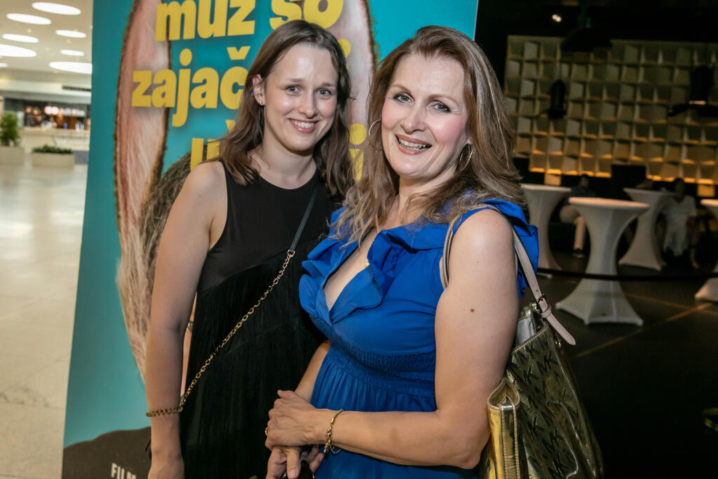Na snímke sú príchody do kina v Bory maall na premiéru filmu: Muž so zajačími ušami.