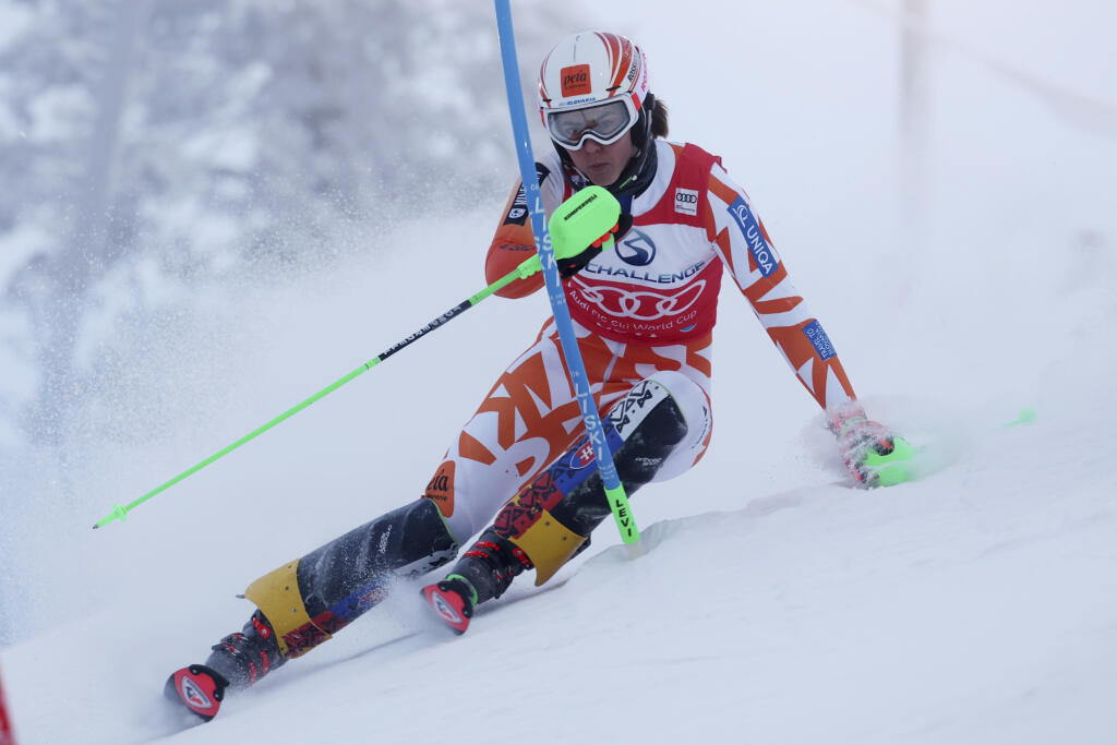 PK 31 Levi - Slovenská lyžiarka Petra Vlhová počas prvého kola slalomu žien v alpskom lyžovaní vo fínskom Levi 19. novembra 2022. Vlhová sa po odjazdení elitnej pätnástky lyžiarok usadila po prvom kole úvodného slalomu v novej sezóne Svetového pohára na 3. mieste. V sobotných pretekoch vo fínskom Levi dosiahla najrýchlejší čas Nemka Lena Dürrová, Vlhovej veľká americká rivalka Mikaela Shiffrinová za ňou zaostala o 0,55 s. Slovenka stratila na líderku 0,57 s. FOTO TASR/AP
Slovakia's Petra Vlhova