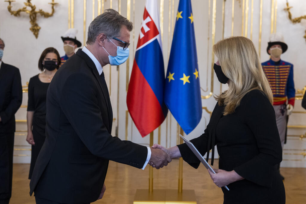 Na snímke vľavo podpredseda Najvyššieho správneho súdu SR Marián Trenčan si preberá menovací dekrét z rúk prezidentky SR Zuzany Čaputovej (vpravo) v Prezidentskom paláci v Bratislave 12. októbra 2021. FOTO TASR - Jaroslav Novák