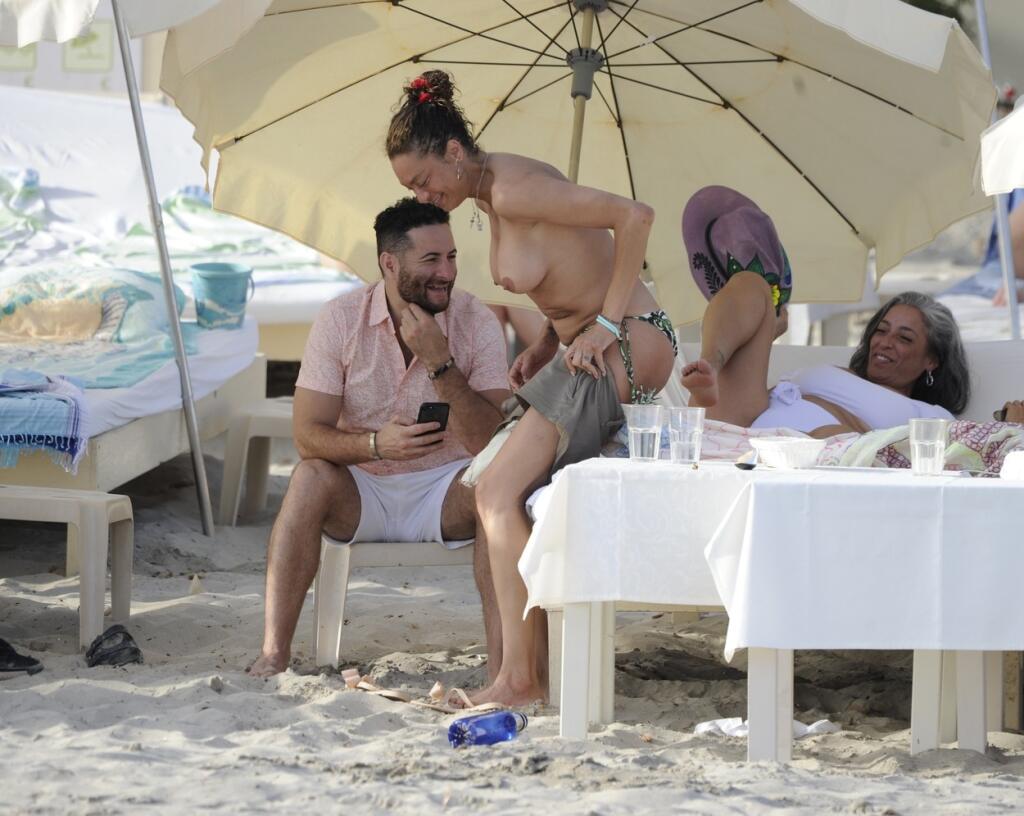Lilly Beckernemá problém predviesť svoje prsia aj pred paparazzmi. Takto si užívala Ibizu cez víkend.