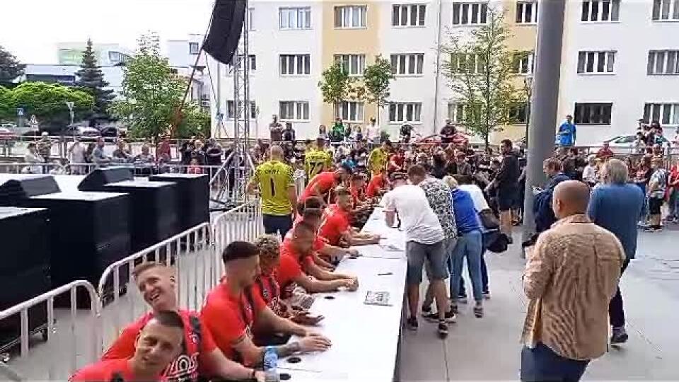 VIDEO: Autogramiáda futbalistov Spartaka! Trnavskí priaznivci boli celý bez seba