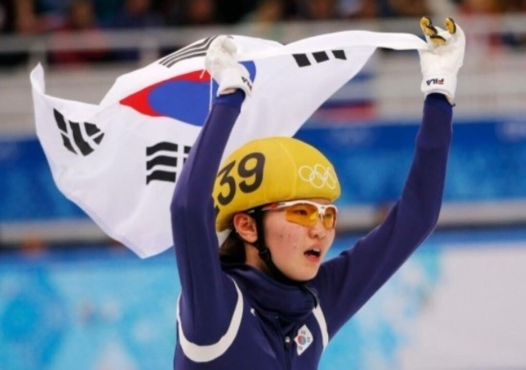 Dvojnásobná olympijská víťazka v rýchlokorčuľovaní na krátkej dráhe Sim Sok-hi (24) bola suspendovaná na dva mesiace, čo pre ňu automaticky znamená neúčasť na februárových ZOH v Pekingu.