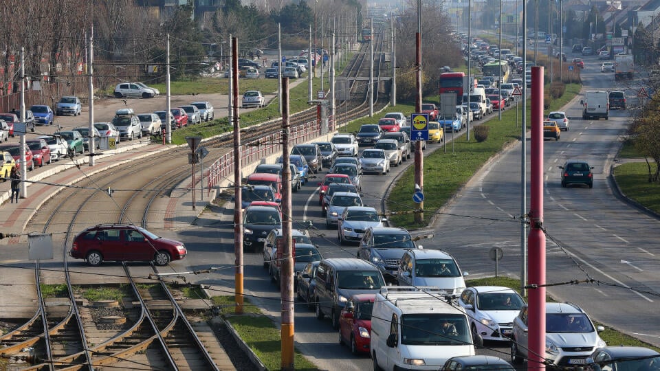 Regióny: Ranná dopravná zápcha z bratislavskej mestskej časti Rača. Redakčný test na trase Rustaveliho - Zochova.