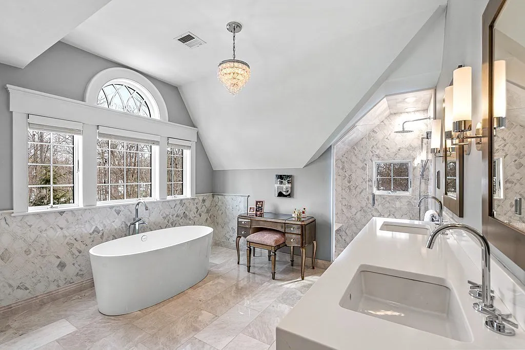 Podľa webu truepeoplesearch.com Zdeno aj jeho manželka bývajú v meste Weston západne od Bostonu. Luxusná vila vo vychytenej štvrti podľa realitného portálu zillow.com má hodnotu 4 milióny dolárov.