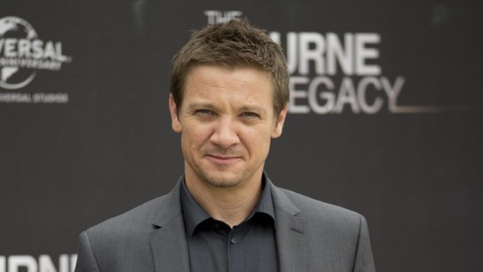 Jeremy Renner sa počas letu cítil veľmi trápne, nemohol ísť ani na toaletu