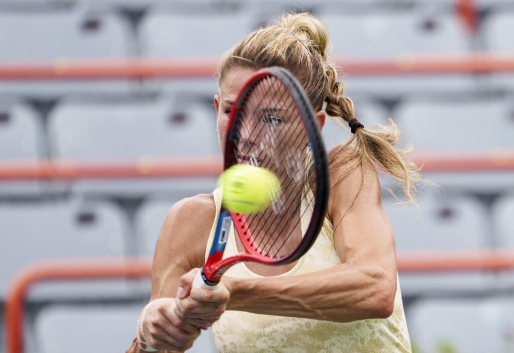 talianska tenistka Camila Giorgiová odvracia loptičku Češke Petre Kvitovej v osemfinále tenisového turnaja WTA v Montreale.
Camila Giorgi, of Italy, returns to Petra Kvitova, of the Czech Republic, during the National Bank Open women’s tennis tournament Thursday, Aug. 12, 2021, in Montreal. (Paul Chiasson/The Canadian Press via AP)