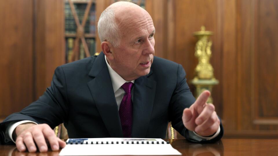 EBE 3 Moskva - Na snímke v generálny riaditeľ štátnej firmy Rostec State Corporation Sergej Čemezov počas stretnutia s prezidentom Vladimirom Putinom v Moskve 28. decembra 2023. FOTO TASR/AP
Rostec State Corporation CEO Sergei Chemezov gestures while speaking to Russian President Vladimir Putin during their meeting at the Kremlin in Moscow, Russia, Thursday, Dec. 28, 2023. (Gavriil Grigorov, Sputnik, Kremlin Pool Photo via AP)