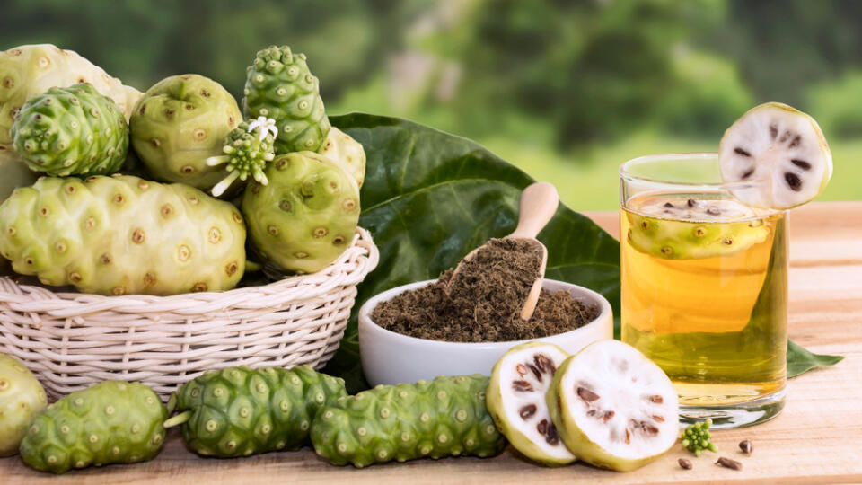 Noni,Fruit,Juice,Or,Morinda,Citrifolia,With,Noni,Slice,And