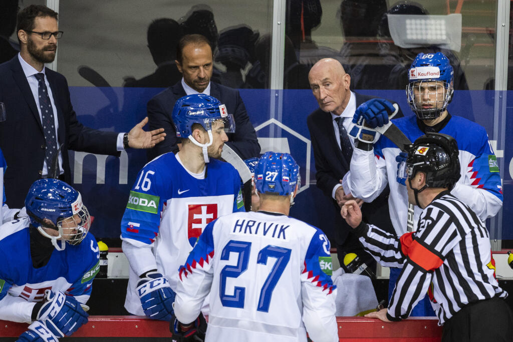 Na snímke zľava asistent trénera Michal Handzuš, Šimon Nemec (Slovensko), asistent trénera Ján Pardavý, Róbert Lantoši (Slovensko), Marek Hrivík (Slovensko), hlavný tréner Slovenska Craig Ramsay a Juraj Slafkovský (Slovensko) v zápase základnej A-skupiny Bielorusko - Slovensko na 84. majstrovstvách sveta v ľadovom hokeji v lotyšskej Rige.