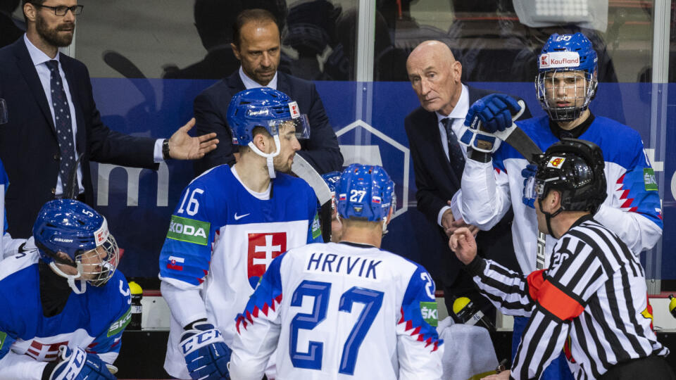 Na snímke zľava asistent trénera Michal Handzuš, Šimon Nemec (Slovensko), asistent trénera Ján Pardavý, Róbert Lantoši (Slovensko), Marek Hrivík (Slovensko), hlavný tréner Slovenska Craig Ramsay a Juraj Slafkovský (Slovensko) v zápase základnej A-skupiny Bielorusko - Slovensko na 84. majstrovstvách sveta v ľadovom hokeji v lotyšskej Rige v piatok 21. mája 2021. FOTO TASR - Jaroslav Novák