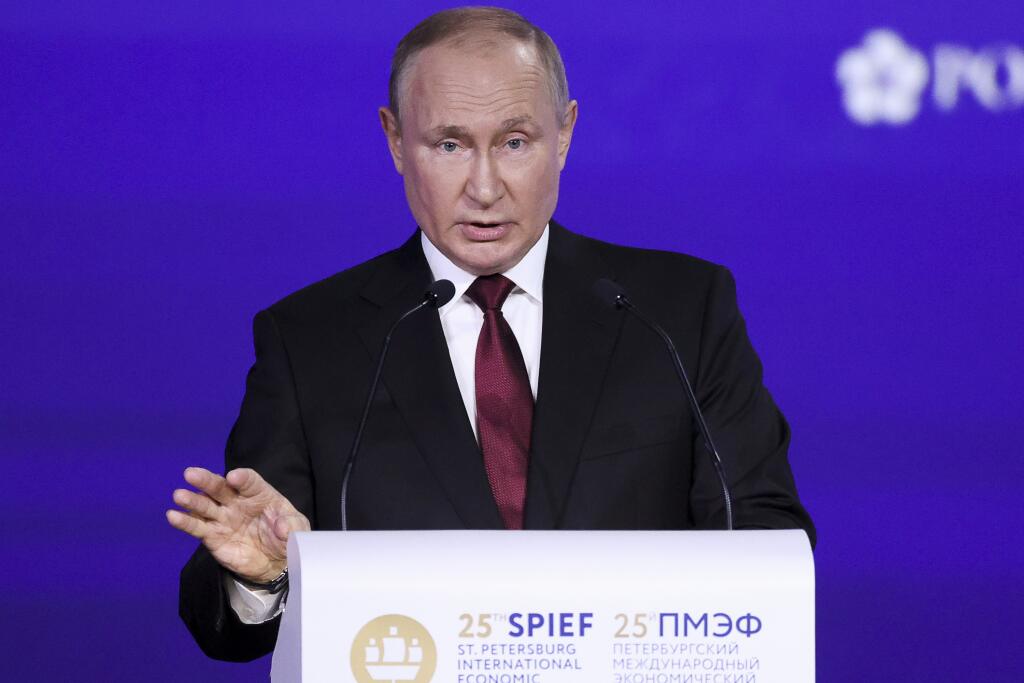 EBE 12 Petrohrad - Na snímke ruský prezident Vladimir Putin reční na Medzinárodnom ekonomickom fóre v ruskom Petrohrade v piatok 17. júna 2022. FOTO TASR/AP


Russian President Vladimir Putin addresses a plenary session of the St. Petersburg International Economic Forum in St.Petersburg, Russia, Friday, June 17, 2022. (Sergei Bobylev/TASS Host Photo Agency Pool via AP)