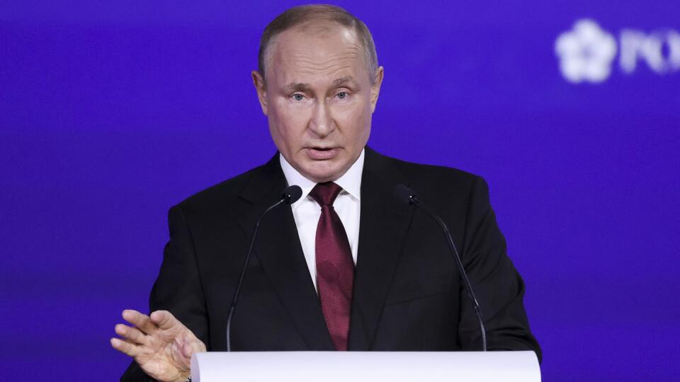 EBE 12 Petrohrad - Na snímke ruský prezident Vladimir Putin reční na Medzinárodnom ekonomickom fóre v ruskom Petrohrade v piatok 17. júna 2022. FOTO TASR/AP
Russian President Vladimir Putin addresses a plenary session of the St. Petersburg International Economic Forum in St.Petersburg, Russia, Friday, June 17, 2022. (Sergei Bobylev/TASS Host Photo Agency Pool via AP)