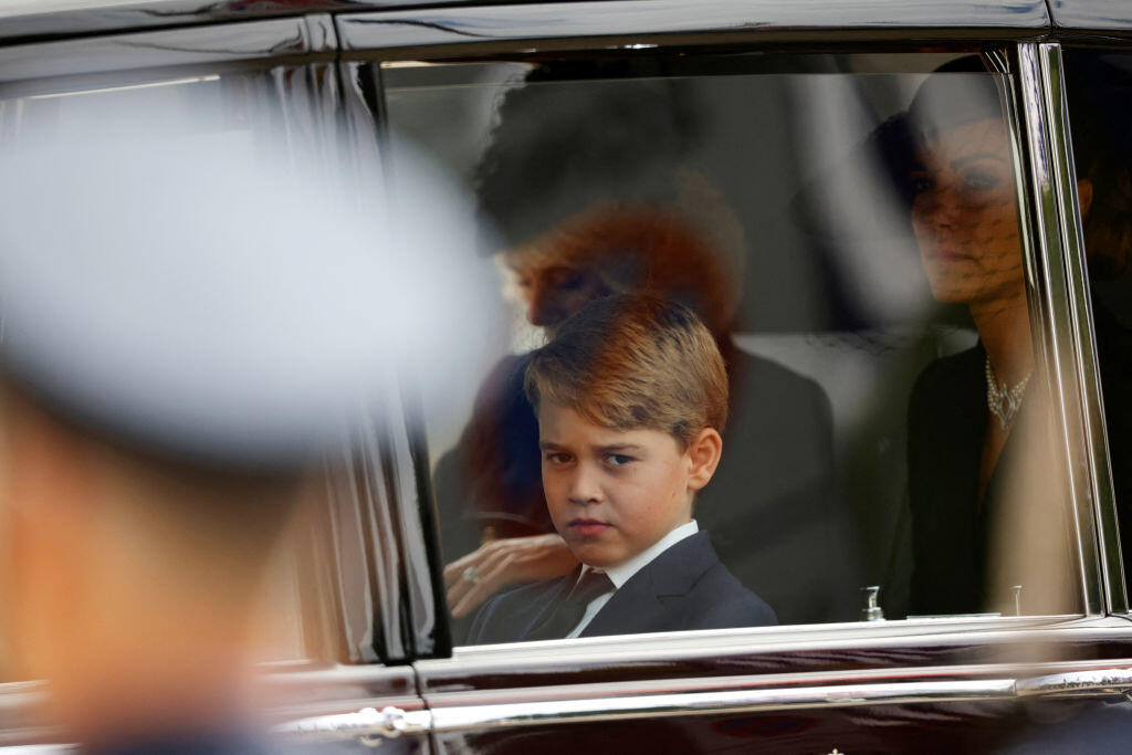 Kráľovná manželka Camilla dorazila na pohreb Alžbety II. s princeznou Kate, princom Georgom a princeznou Charlotte.