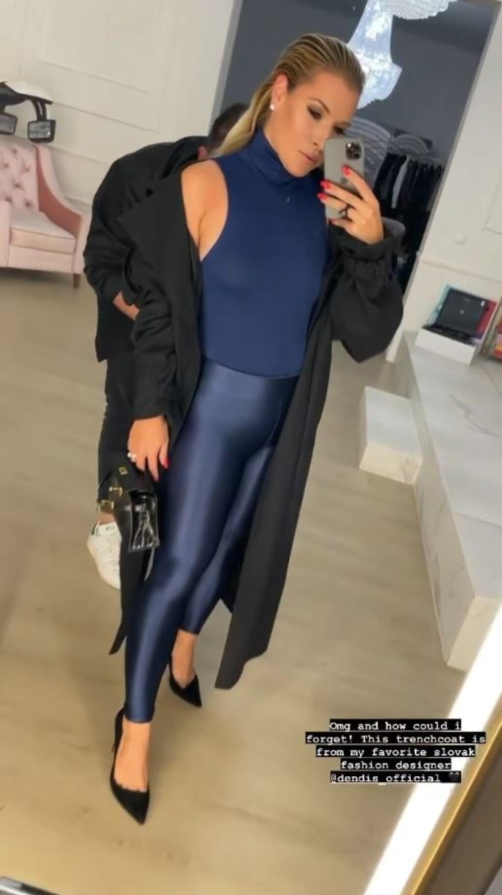 Cibulková zladila outfit do modrej farby a pozornosť pútala aj a účesom a výrazným mejkapom.