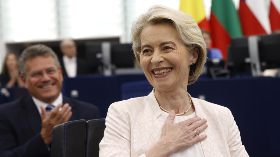 KK33 Štrasburg - Predsedníčka Európskej komisie Ursula Von der Leyenová sa raduje po jej opätovnom zvolení, v pozadí vľavo tlieska podpredseda Európskej komisie Maroš Šefčovič vo štvrtok 18. júla 2024 v Štrasburgu. Európsky parlament (EP) vo štvrtok v tajnej voľbe rozhodol o tom, že Ursula von der Leyenová zostane predsedníčkou Európskej komisie (EK) aj v druhom funkčnom období. Zo 707 hlasujúcich europoslancov získala 401 hlasov, 284 bolo proti a 16 poslancov sa zdržalo hlasovania. Na zvolenie
