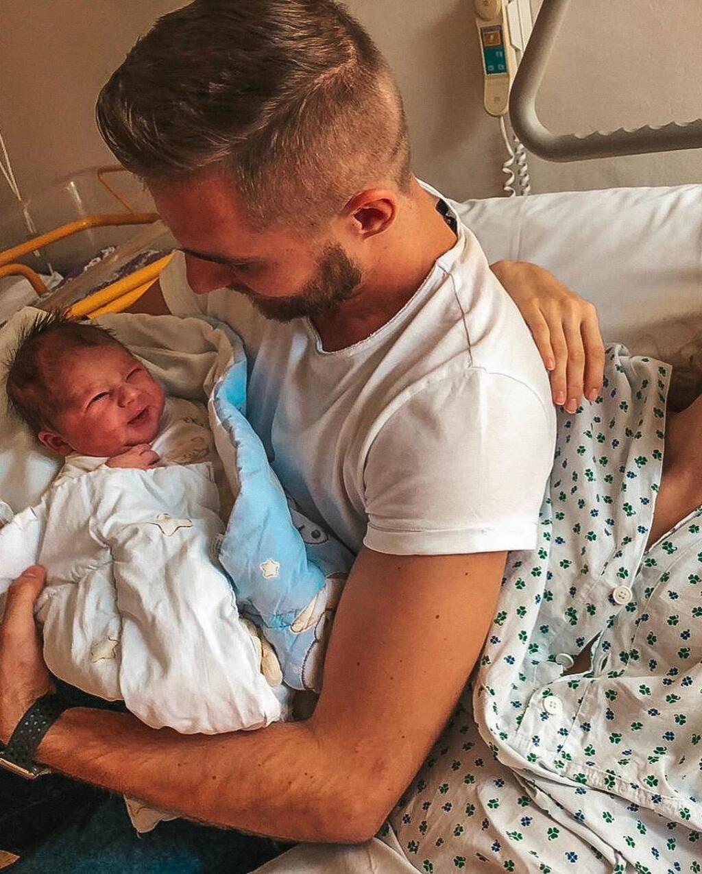 Hokejista Adam Jánošík sa so synom Alexom fotil rovno v nemocnici.