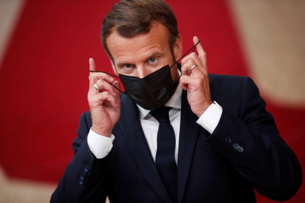 Francúzsky prezident Emmanuel Macron prichádza na summit EÚ v sídle Európskej rady v Bruseli 1. októbra 2020.