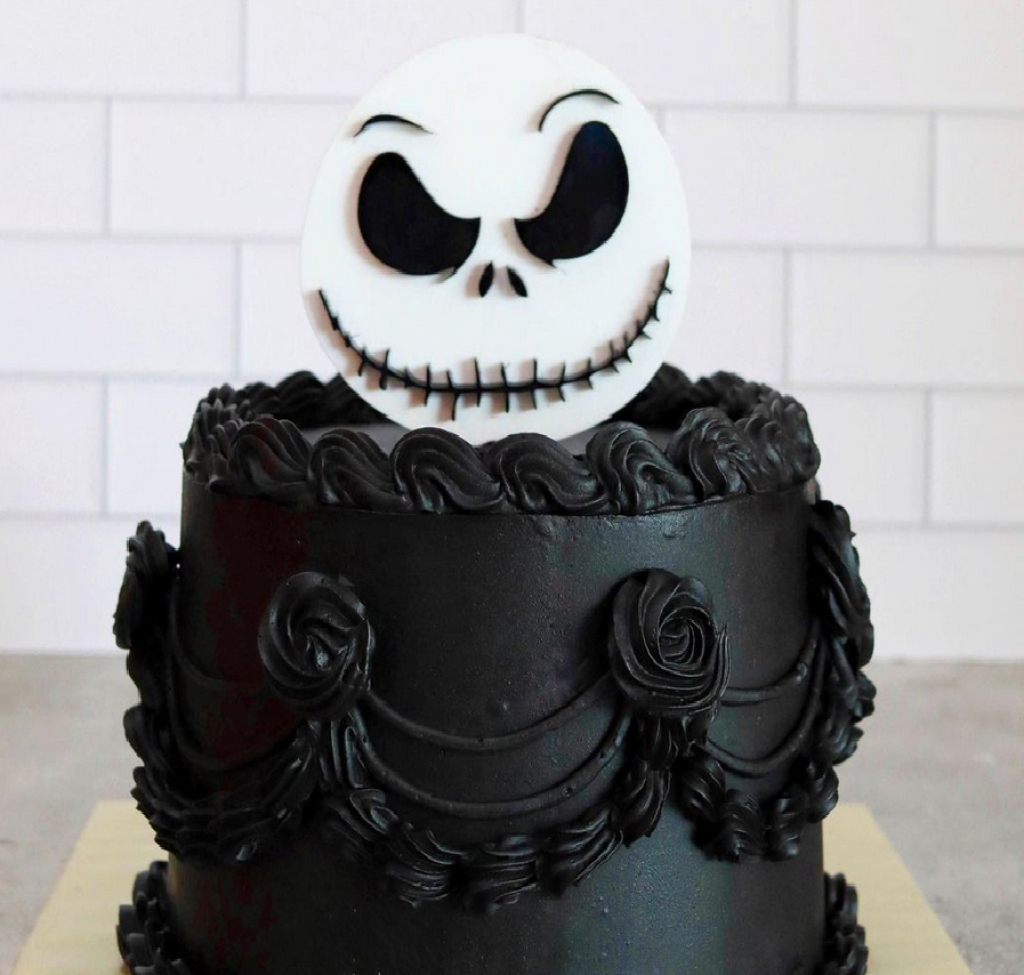 Na čiernej torte zlý úsmev filmového Jacka Skellingtona.
