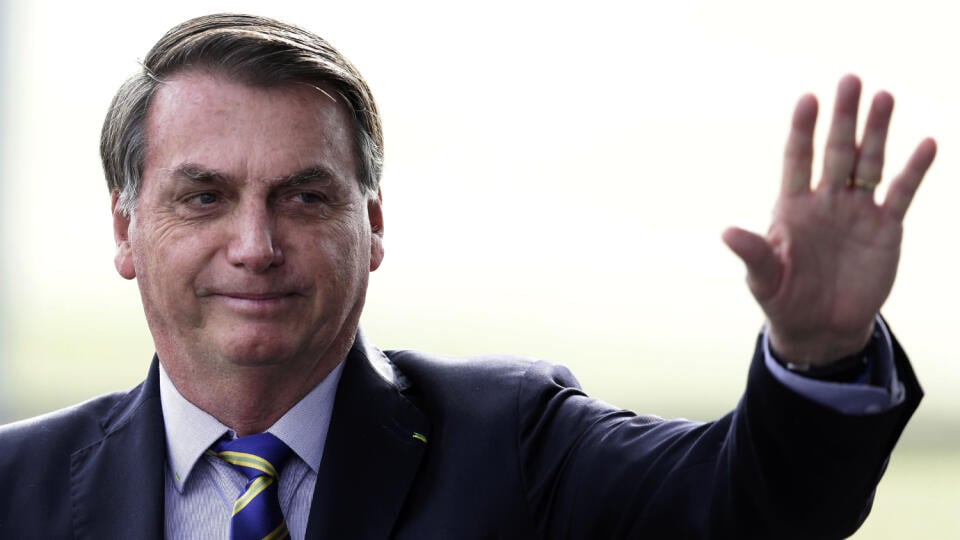 EBE 15 Brazília - Na snímke brazílsky prezident Jair Bolsonaro máva priaznivcom počas odchodu z prezidentskej rezidencie v Brazílii 6. apríla 2020. FOTO TASR/AP
Brazil's President Jair Bolsonaro waves to supporters as he leaves the presidential residence Alvorada Palace in Brasilia, Brazil, Wednesday, May 6, 2020. (AP Photo/Eraldo Peres)