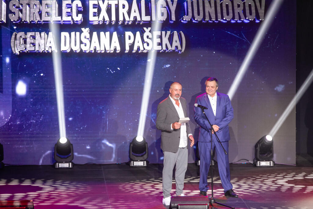 Na pódiu sa objavili aj legendy Zdeno Cíger a Dárius Rusnák.