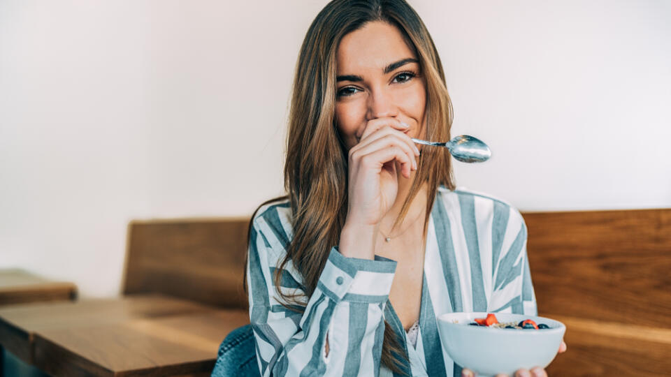 Woman,Close,Up,Eating,Oat,And,Fruits,Bowl,For,Breakfast