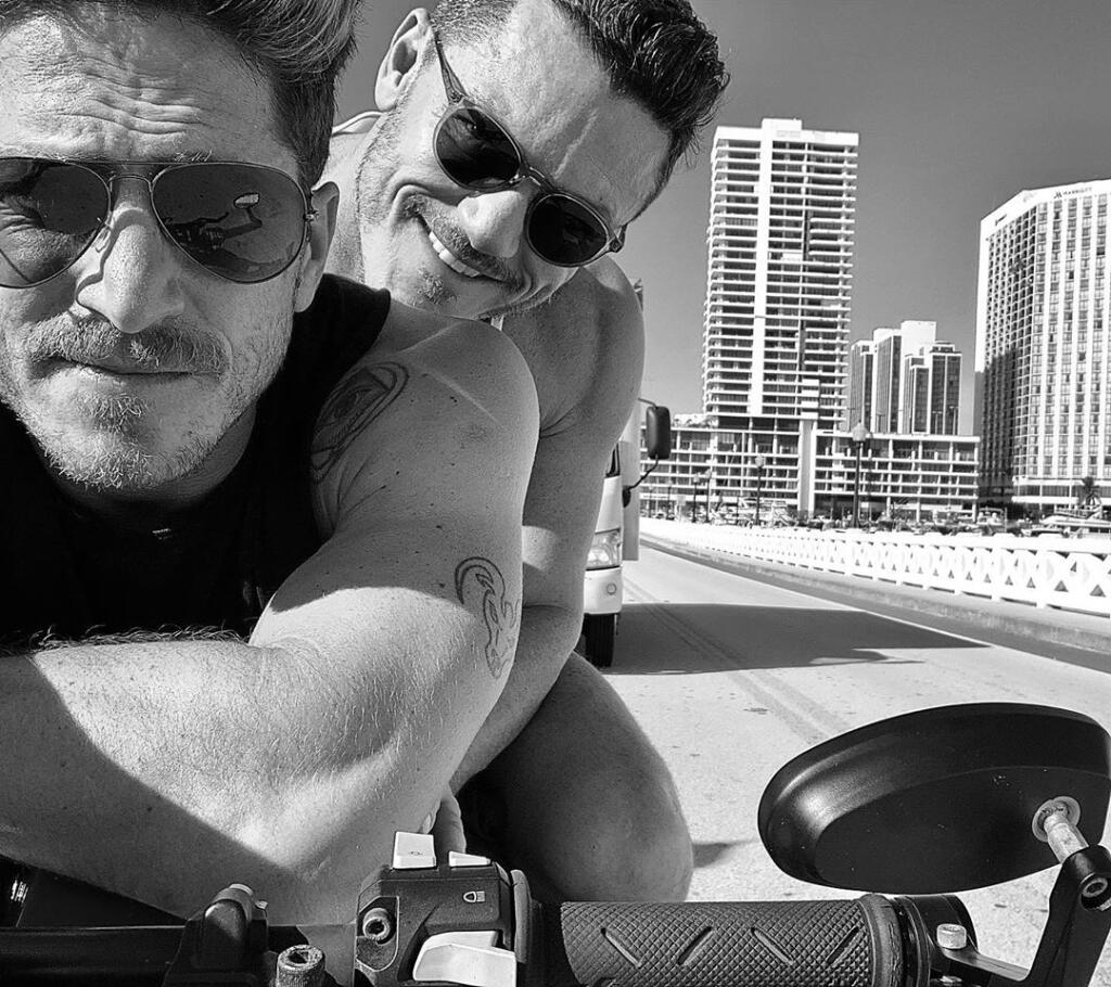 Мужчина и его жизнь. Люк Эванс. Люк Эванс Luke Evans. Люк Эванс партнер. Люк Эванс с парнем.