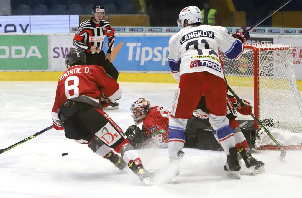 Na snímke zľava Dominik Jendoľ (Prešov), brankár Prešova Eugen Rabčan a Chris Langkow (Zvolen) počas 21. kola hokejovej Tipos extraligy HKM Zvolen - HC MV Transport Prešov 27. novembra 2022 vo Zvolene.