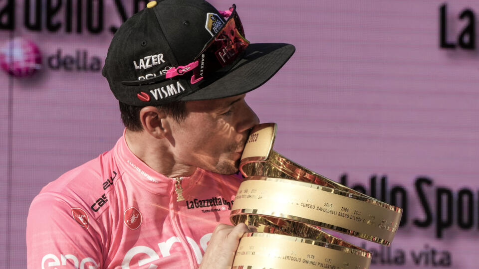EBE 54 Rím - Na snímke slovinský cyklista Primož Roglič z tímu Jumbo-Visma bozkáva trofej pre celkového víťaza po 21. etape 106. ročníka pretekov Giro d'Italia v Ríme (126 km) v nedeľu 28. mája 2023. FOTO TASR/AP
Slovenia's Primoz Roglic kisses the overall winner's trophy at the end of the 21st and last stage of the Giro D'Italia, tour of Italy cycling race, in Rome, Sunday, May 28, 2023. (AP Photo/Alessandra Tarantino)