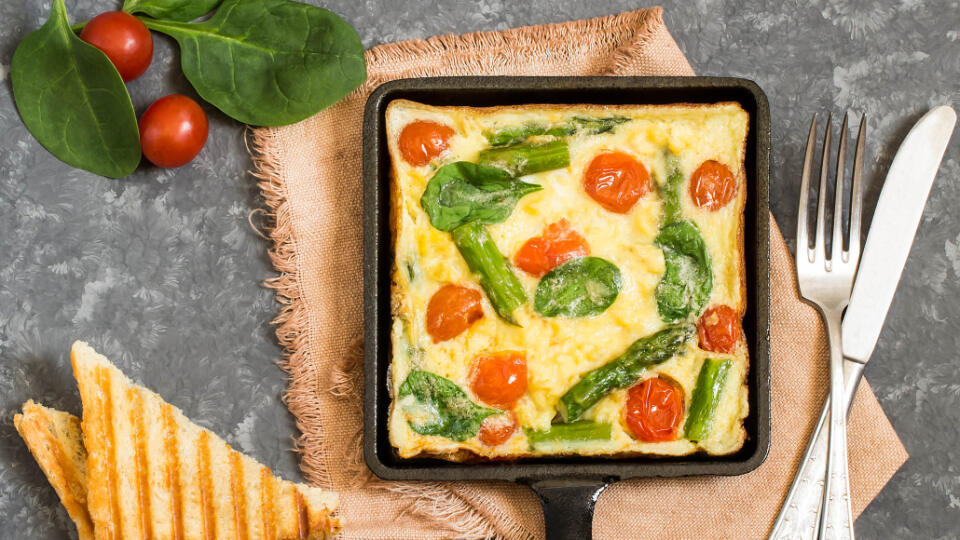 Frittata so špargľou, paradajkami a špenátom.