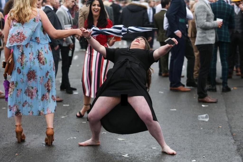 Odpálili to vo veľkom štýle! Najznámejší skokanský dostih planéty na hipodróme Aintree v anglickom Liverpoole nie je príležitosťou pre kone a džokejov stať sa nesmrteľnými, ale aj pre fanúšičky vyhodiť si z kopýtka a stať sa neslávne slávnymi. Dámy vo veľkých klobúkoch a až s vulgárnymi výstrihmi to často preženú a končia na mól ožraté po celom areáli pretekov.