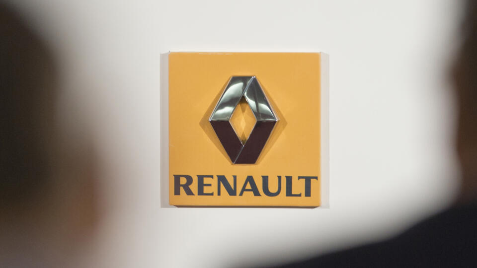 KK47 archív Paríž - Na archívnej snímke z 12. februára 2015 logo francúzskej automobilovky Reanult na tlačovej konferencii v Paríži. Francúzska automobilka Renault súhlasila so znížením svojho podielu v japonskom Nissan Motor. Chce tak vyriešiť dlhotrvajúce trenice v spoločnej aliancii a zlepšiť svoju konkurencieschopnosť v čase, keď automobilový priemysel prechádza k elektrifikácii a automatizácii. FOTO TASR/AP
FILE - This photo shows the logo of French car maker Renault at a press conference h