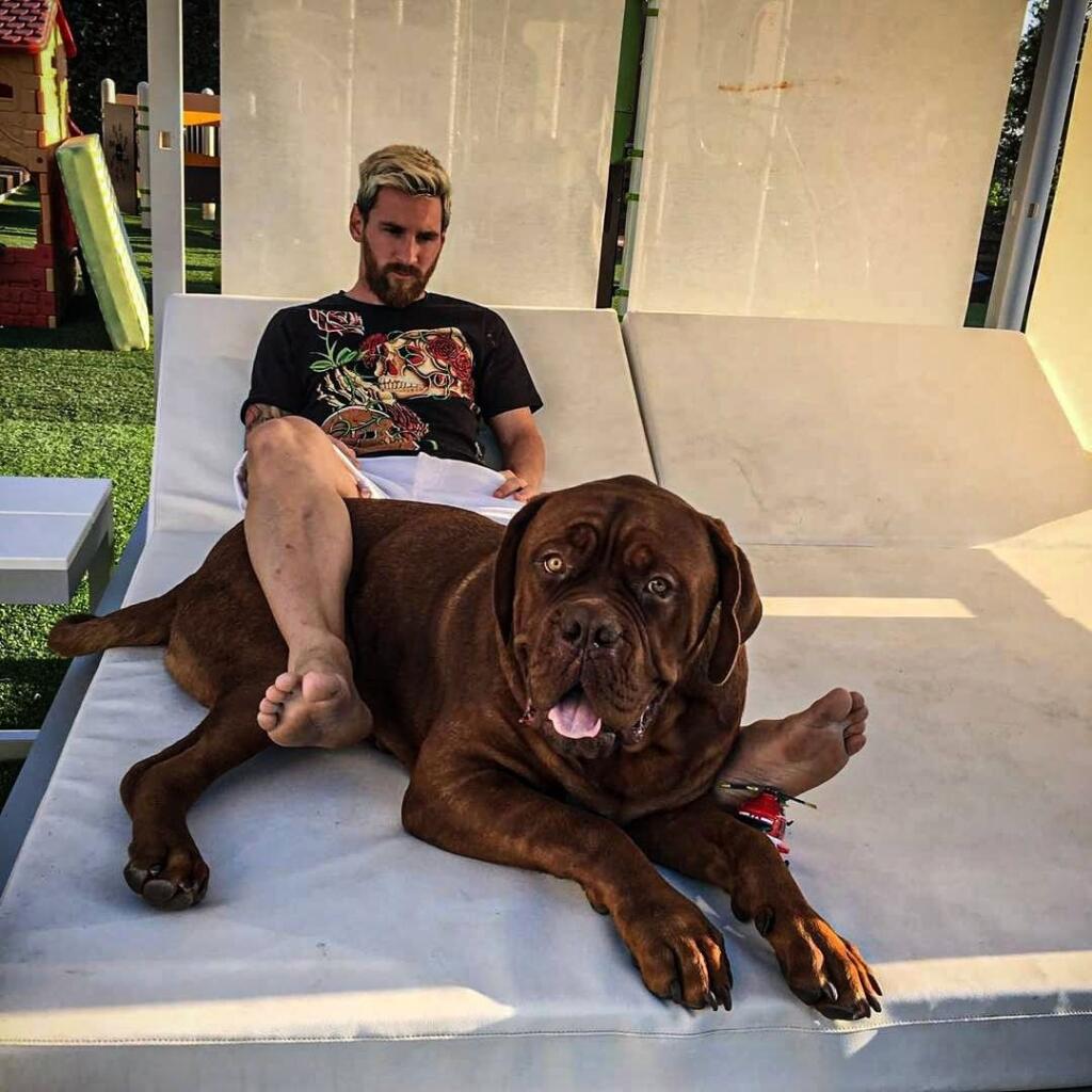 Messi a jeho pes Hulk. Toho by ste v temnej uličke stretnúť nechceli.