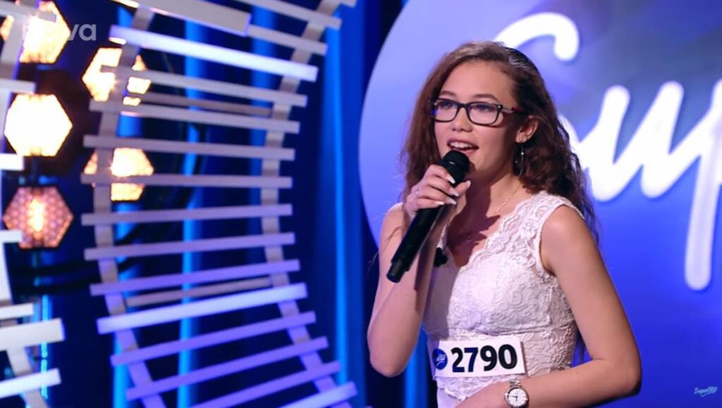 Hana Džurbanová niekedy bola tichá myška v SuperStar. Po niekoľkých týždňoch po skončení speváckej šou nás ale šokovalo, že sa z nej stala pornohviezda. Šedá myška sa zmenila na sexi labuť, ktorá hviezdi vo filmoch pre dospelých. A najnovšie aj v Karlosovej posteli. Vémola mal svoju manželku Lelu Ceterovú podvádzať iba s 18-ročnou sexicou.